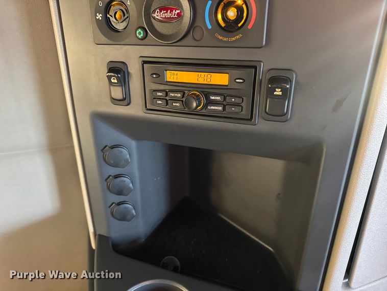 image for item DW6638 2020 Peterbilt 579 semi truck