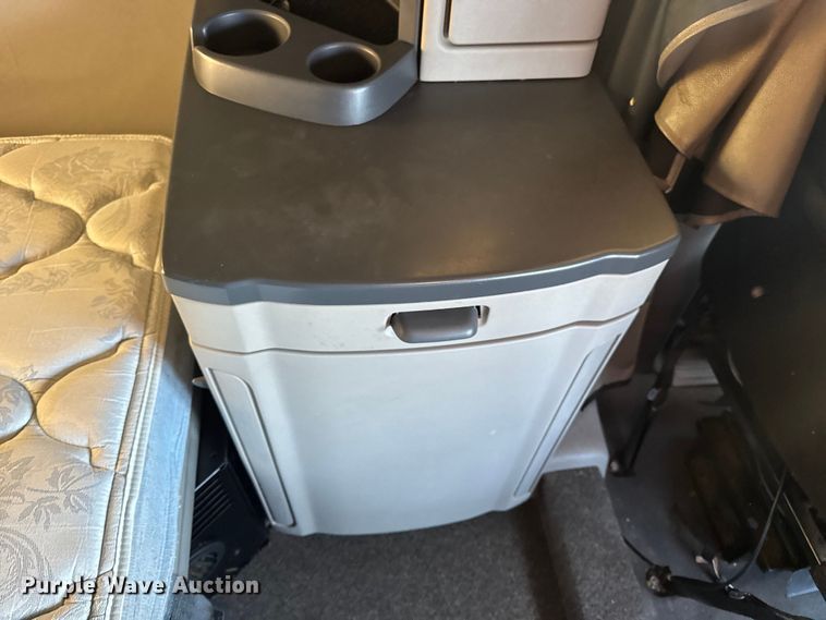 image for item DW6638 2020 Peterbilt 579 semi truck