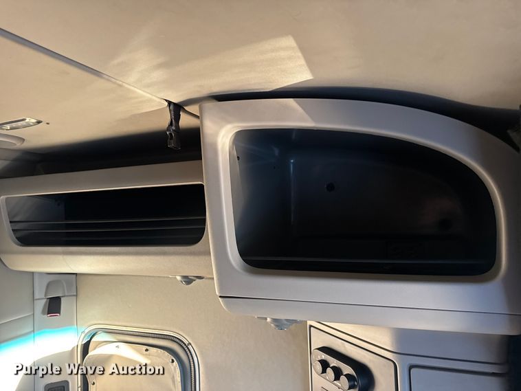 image for item DW6638 2020 Peterbilt 579 semi truck