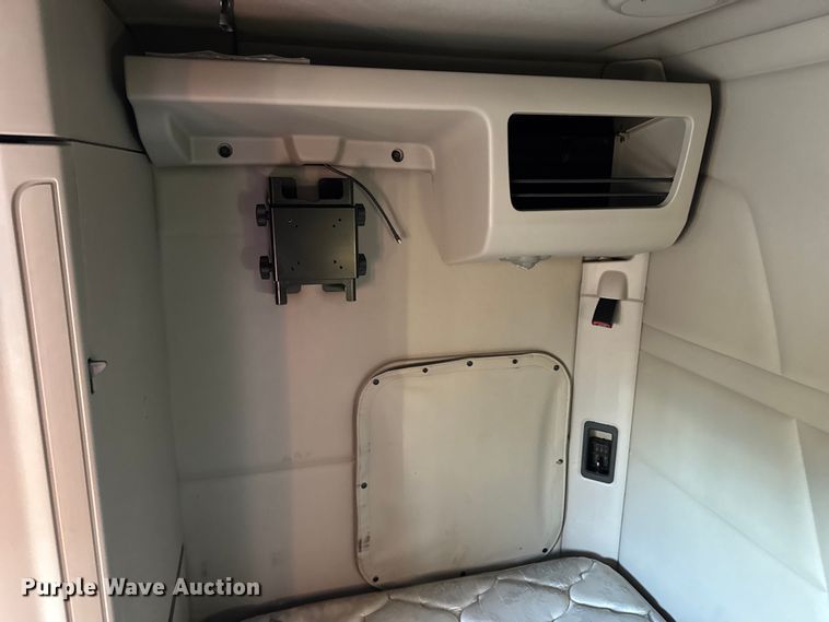 image for item DW6638 2020 Peterbilt 579 semi truck