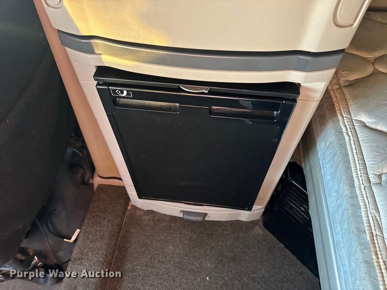 image for item DW6638 2020 Peterbilt 579 semi truck