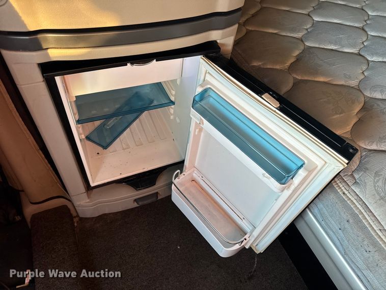 image for item DW6638 2020 Peterbilt 579 semi truck