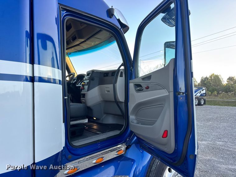 image for item DW6638 2020 Peterbilt 579 semi truck