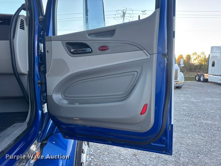 image for item DW6638 2020 Peterbilt 579 semi truck