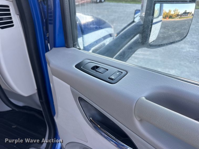 image for item DW6638 2020 Peterbilt 579 semi truck