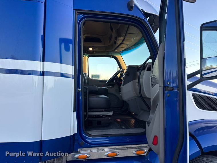 image for item DW6638 2020 Peterbilt 579 semi truck