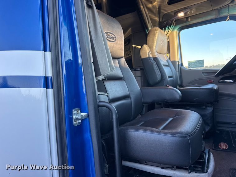 image for item DW6638 2020 Peterbilt 579 semi truck