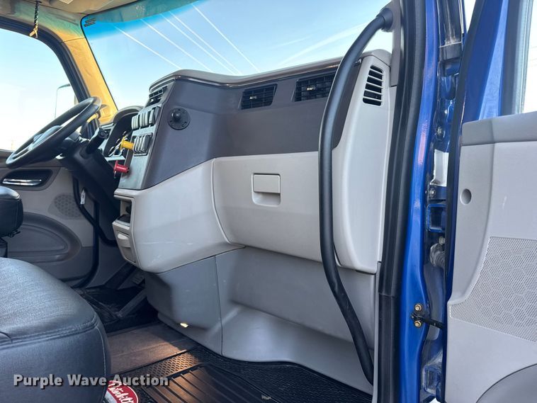 image for item DW6638 2020 Peterbilt 579 semi truck