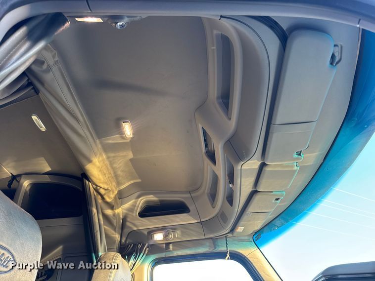 image for item DW6638 2020 Peterbilt 579 semi truck