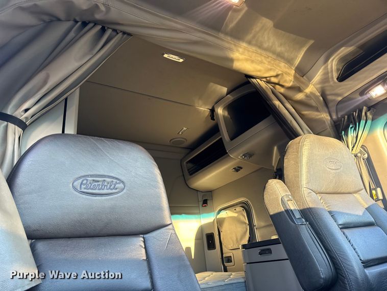 image for item DW6638 2020 Peterbilt 579 semi truck