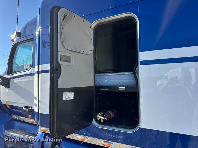 image for item DW6638 2020 Peterbilt 579 semi truck