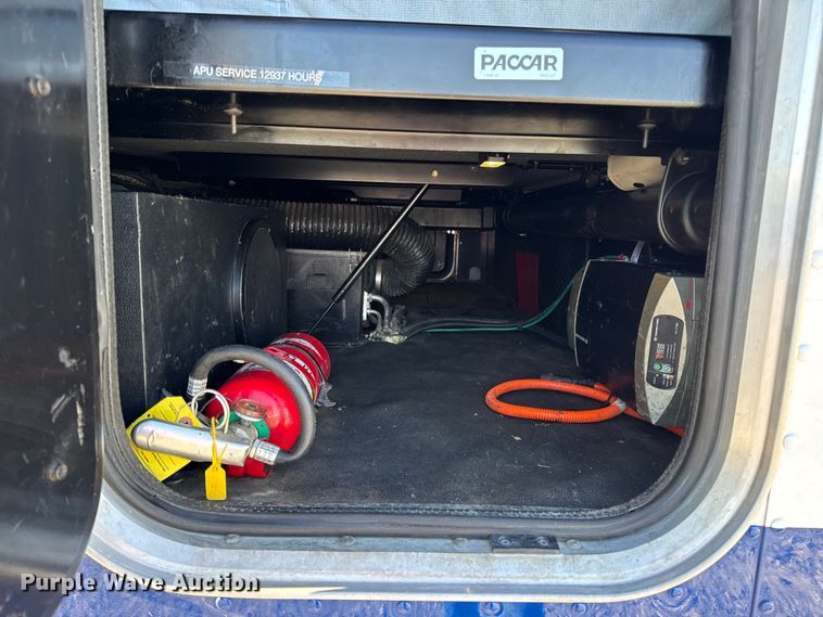 image for item DW6638 2020 Peterbilt 579 semi truck