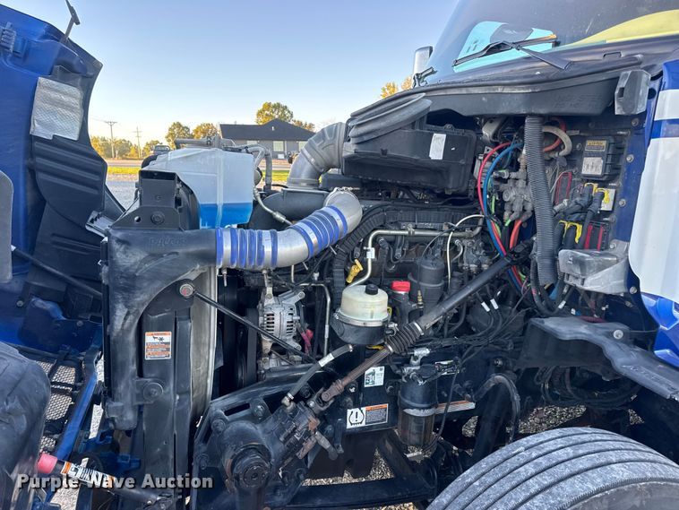 image for item DW6638 2020 Peterbilt 579 semi truck