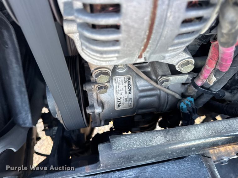 image for item DW6638 2020 Peterbilt 579 semi truck