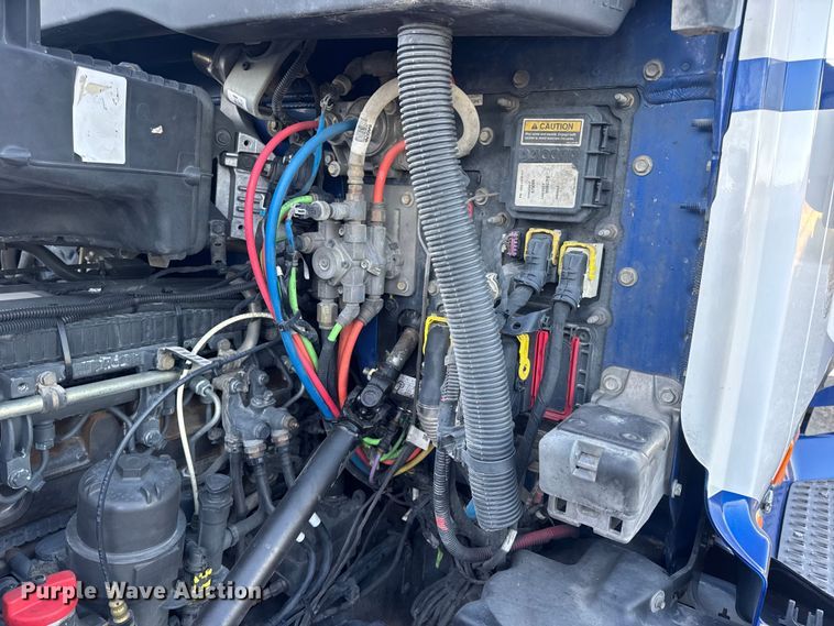 image for item DW6638 2020 Peterbilt 579 semi truck