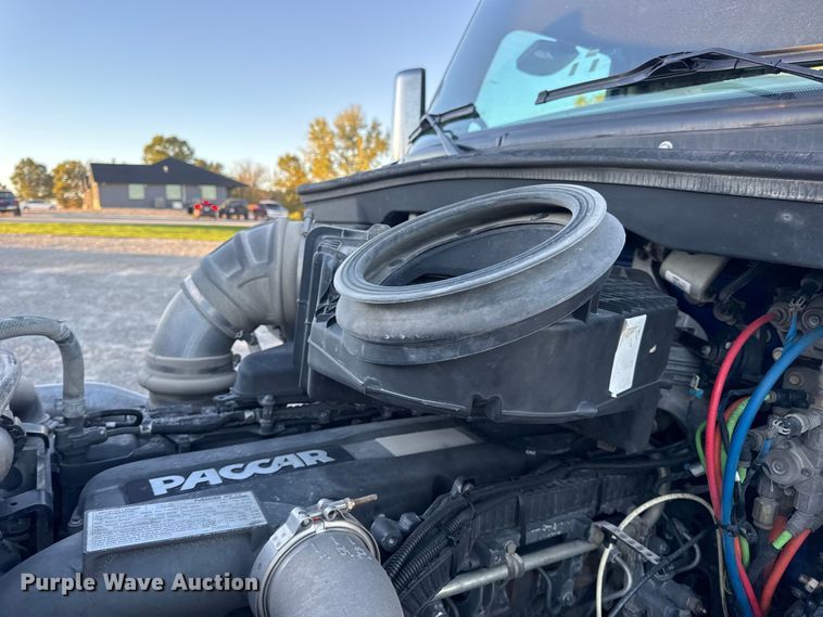 image for item DW6638 2020 Peterbilt 579 semi truck