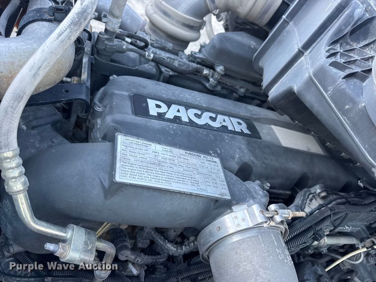 image for item DW6638 2020 Peterbilt 579 semi truck