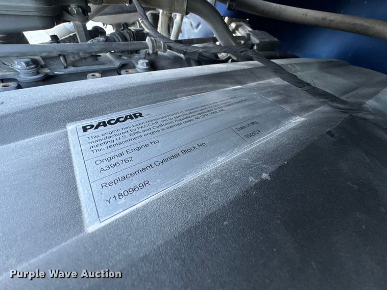 image for item DW6638 2020 Peterbilt 579 semi truck