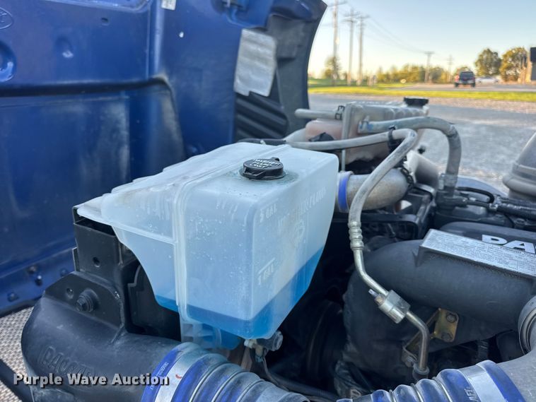 image for item DW6638 2020 Peterbilt 579 semi truck