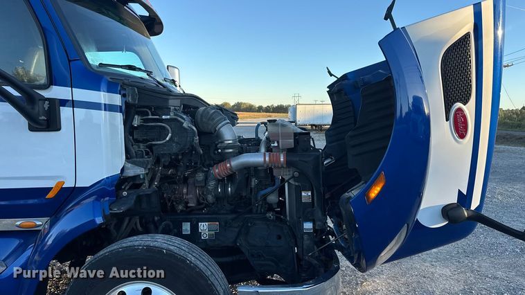 image for item DW6638 2020 Peterbilt 579 semi truck