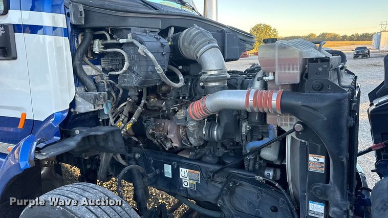 image for item DW6638 2020 Peterbilt 579 semi truck