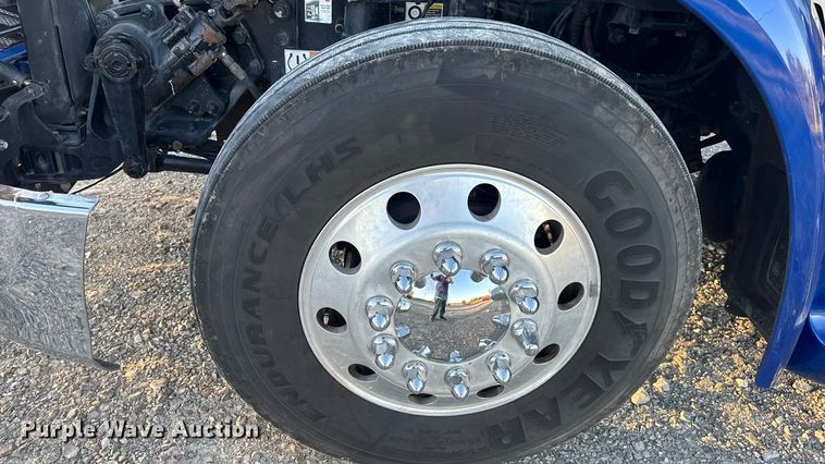 image for item DW6638 2020 Peterbilt 579 semi truck
