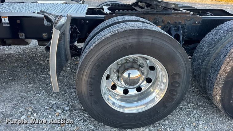 image for item DW6638 2020 Peterbilt 579 semi truck