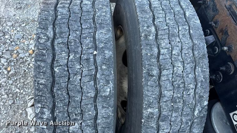 image for item DW6638 2020 Peterbilt 579 semi truck