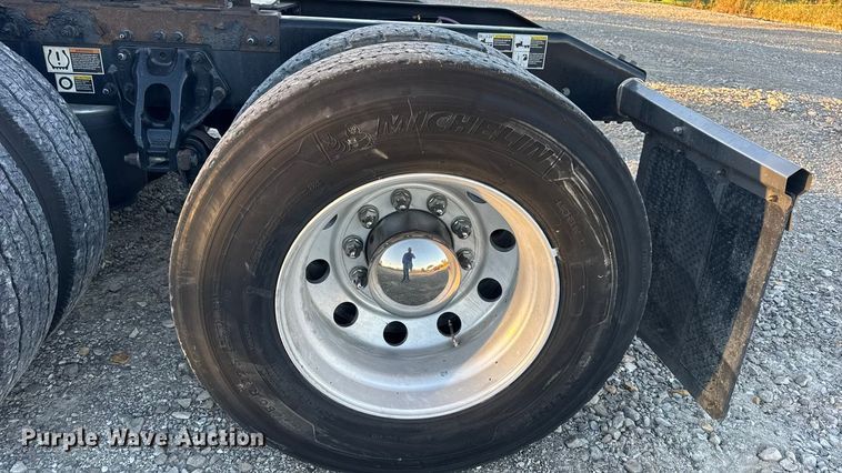 image for item DW6638 2020 Peterbilt 579 semi truck