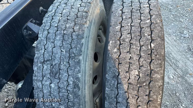 image for item DW6638 2020 Peterbilt 579 semi truck