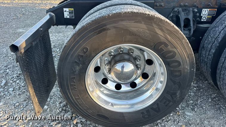 image for item DW6638 2020 Peterbilt 579 semi truck