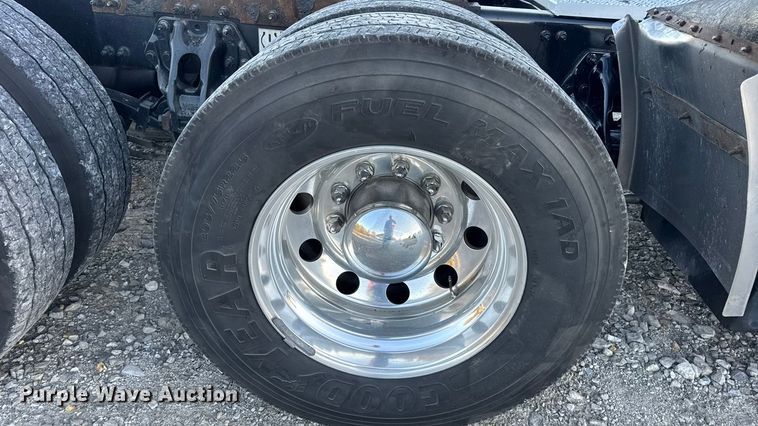 image for item DW6638 2020 Peterbilt 579 semi truck