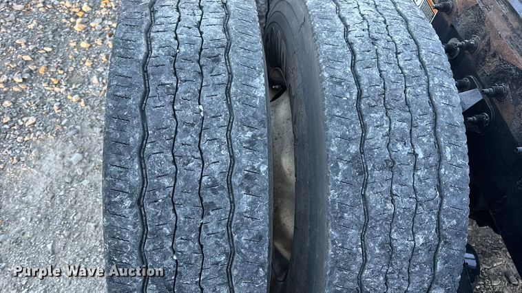 image for item DW6638 2020 Peterbilt 579 semi truck