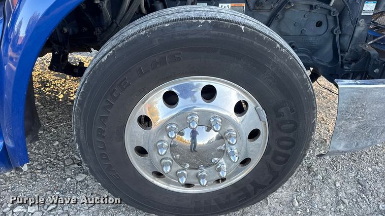 image for item DW6638 2020 Peterbilt 579 semi truck