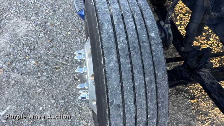 image for item DW6638 2020 Peterbilt 579 semi truck