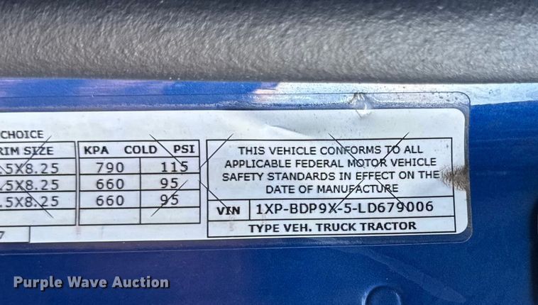 image for item DW6638 2020 Peterbilt 579 semi truck