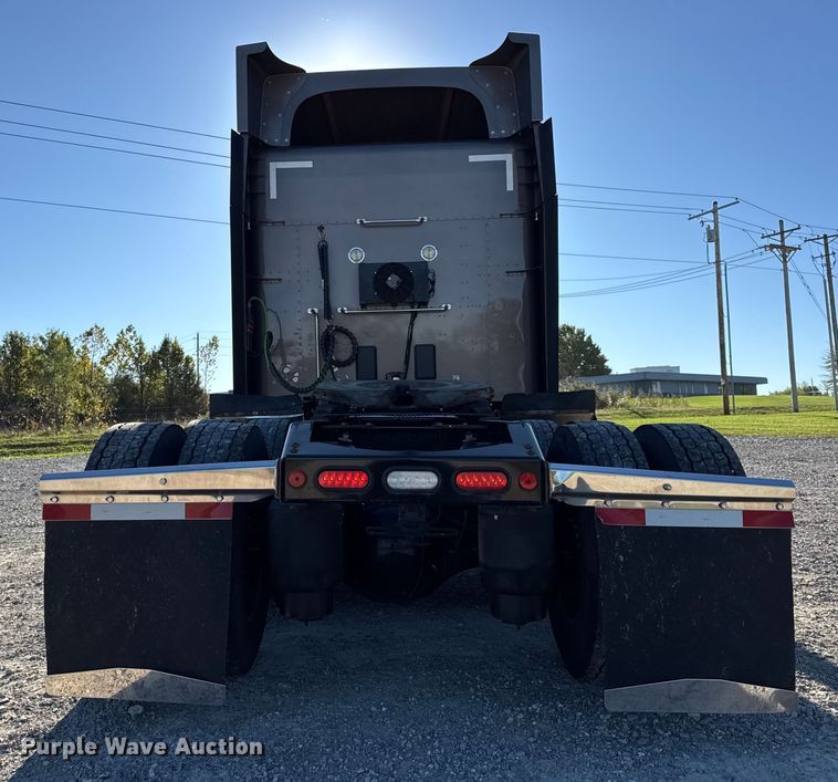 image for item DW6639 2020 Peterbilt 579 semi truck