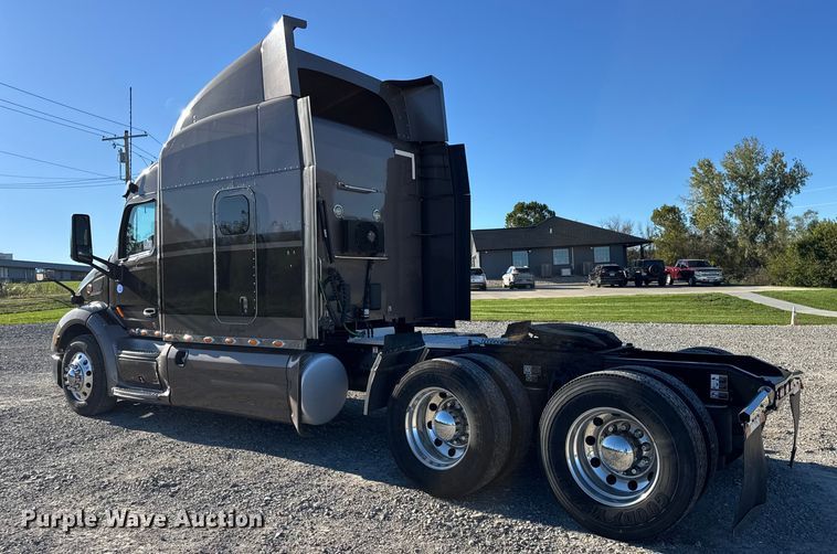 image for item DW6639 2020 Peterbilt 579 semi truck