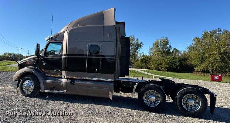 image for item DW6639 2020 Peterbilt 579 semi truck