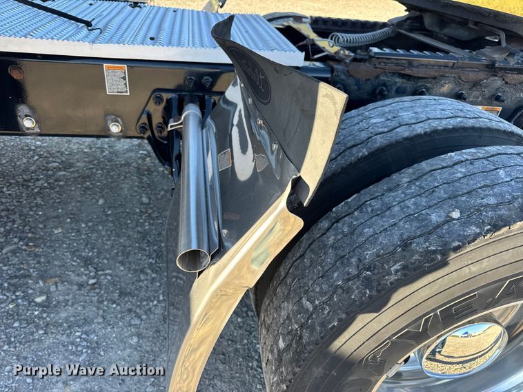 image for item DW6639 2020 Peterbilt 579 semi truck