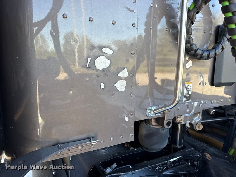 image for item DW6639 2020 Peterbilt 579 semi truck