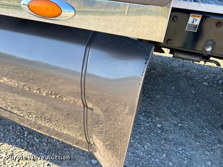 image for item DW6639 2020 Peterbilt 579 semi truck