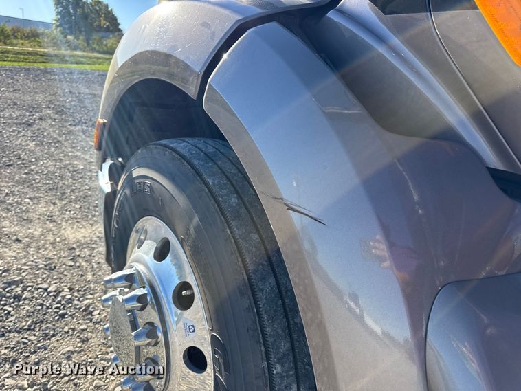 image for item DW6639 2020 Peterbilt 579 semi truck