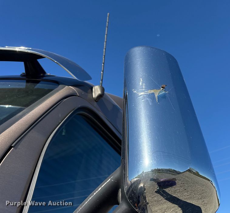 image for item DW6639 2020 Peterbilt 579 semi truck