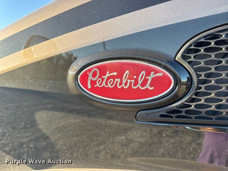 image for item DW6639 2020 Peterbilt 579 semi truck