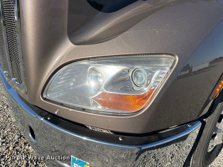 image for item DW6639 2020 Peterbilt 579 semi truck