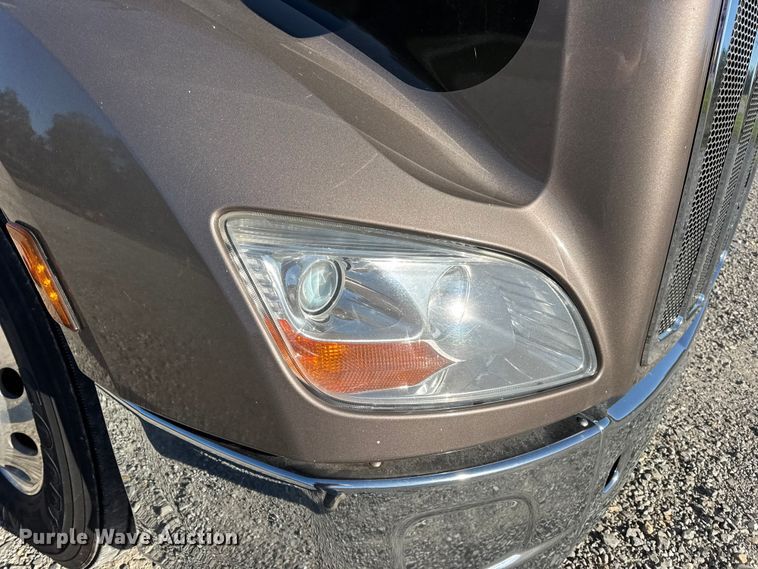 image for item DW6639 2020 Peterbilt 579 semi truck