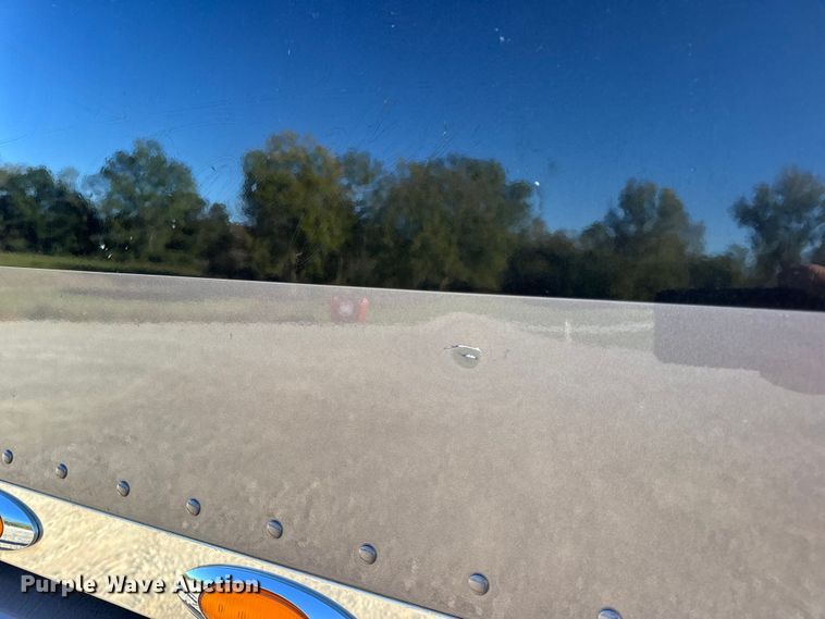 image for item DW6639 2020 Peterbilt 579 semi truck