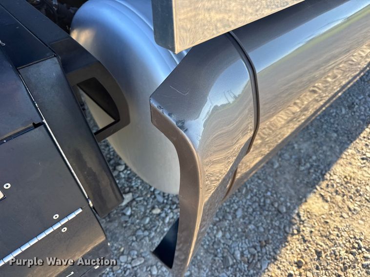 image for item DW6639 2020 Peterbilt 579 semi truck