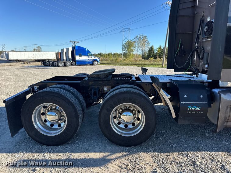 image for item DW6639 2020 Peterbilt 579 semi truck